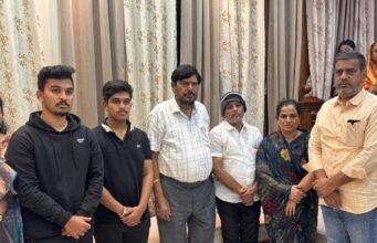 रामदास आठवले यांनी घेतली दिवंगत वैष्णवी कुटुंबीयांची भेट